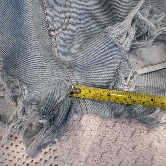 LEVIS 505 VINTAGE WOMENS 36/30  Distressed Light Blue Denim Shorts - Picture 4 of 13